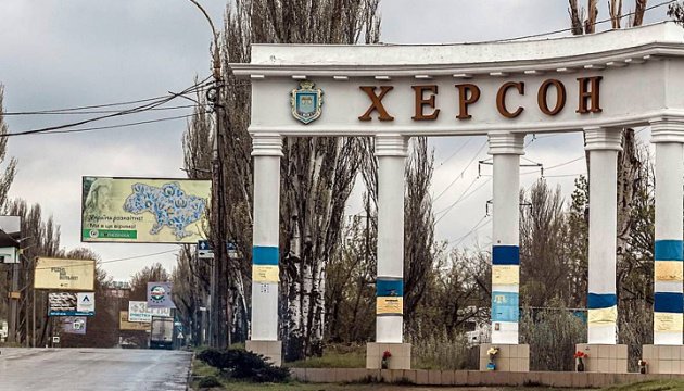 Херсонці масово виїжджають через загрозу постійних обстрілів