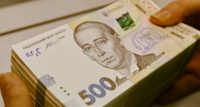 Українці масово знімають готівку з банківських рахунків: стали відомі причини