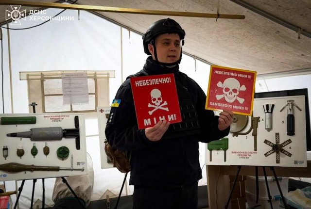 Фахівці ДСНС Херсонщини вчили мінній безпеці мешканців Посад-Покровського