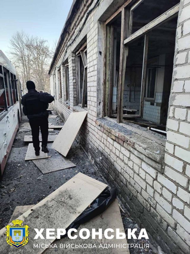 Росіяни вдарили по комунальному підприємству у Херсоні