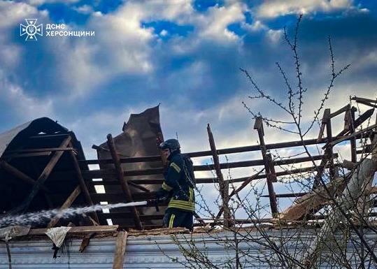 Херсонські рятувальники ліквідували дві пожежі внаслідок обстрілу