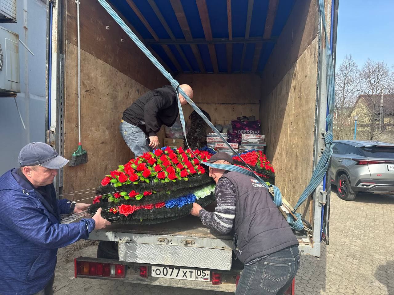 У якості гуманітарної допомоги на окуповану Херсонщину передали… вінки