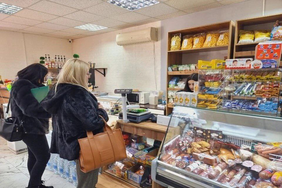 Яйця по 130, масло по 910 рублів: окупанти кажуть, що тримають ціни