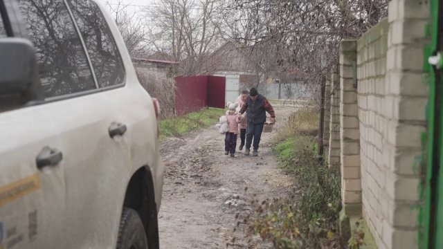 "З кожним днем все тяжче вивозити людей". Волонтер про евакуацію з передмістя Херсона Антонівки