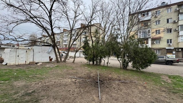 Військові РФ скинули вибухівку з дрона на жителя передмістя Херсона Антонівки