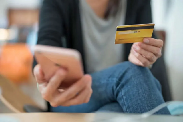 З 1 квітня перестане діяти ліміт на карткові перекази, запроваджений Нацбанком: які суми зможуть переказувати українці