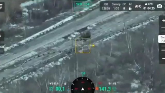 Журналіст Financial Times опублікував відео удару по російській військовій техніці в Херсоні