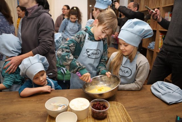 Вишневий пиріг за сімейним рецептом. Кулінарка з Німеччини провела майстерклас для херсонських дітей