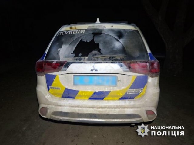 На Херсонщині поліцейські затримали зловмисника, який пошкодив службовий автомобіль