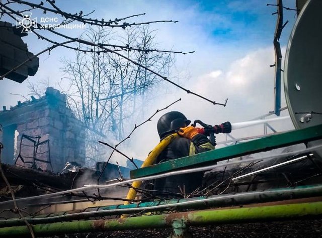 Внаслідок ворожих обстрілів Херсона сталося руйнування трьох житлових будинків з подальшим їх загорянням