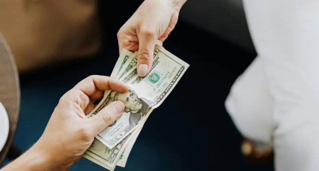 Українцям пропонують фінансову підтримку до 5 тисяч доларів: деталі грантової програми