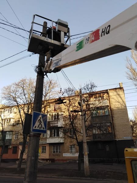 Комунальні служби ліквідовують наслідки артилерійського обстрілу