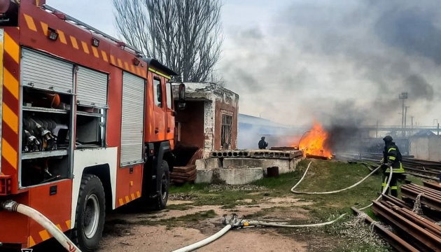 У Херсоні під час ліквідації наслідків обстрілу рятувальники потрапили під повторну атаку