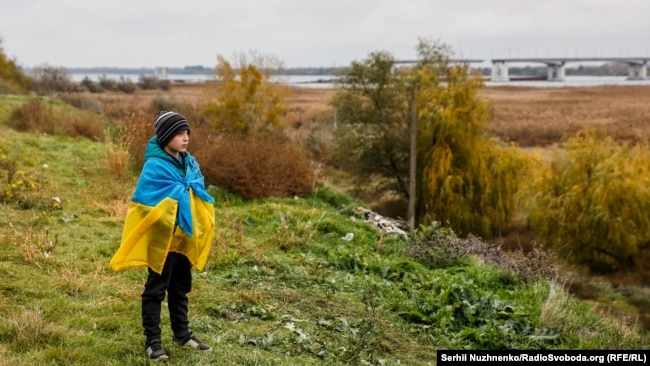 Фото зруйнованого Антонівського мосту на Херсонщині, 13 листопада 2022 року. По той бік окупована лівобережна Херсонщина