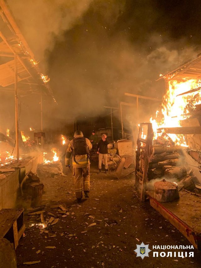 Поліція фіксує наслідки обстрілів Херсонщини: двоє людей загинуло та двоє поранено, пошкоджено медичний і навчальний заклади
