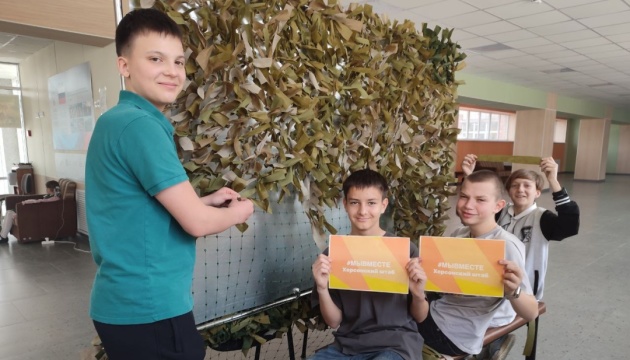 Школярів в окупованому Генічеську змушують плести маскувальні сітки для армії РФ