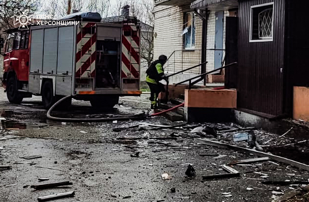 Херсон під ударами дронів: рятувальники ліквідували пожежу в багатоповерхівці