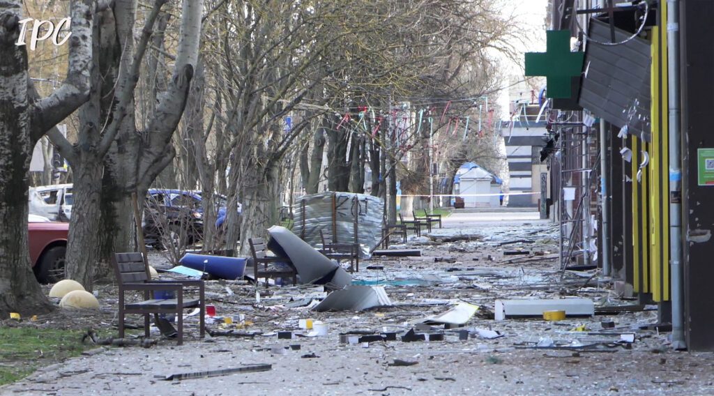 Спочатку КАБ, потім артилерійський удар: росіяни вчергове обстріляли середмістя Херсона (Фоторепортаж)