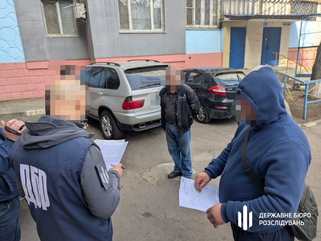 На Херсонщині ДБР затримало двох військових посадовців, які налагодили бізнес на виплаті фіктивних «бойових»