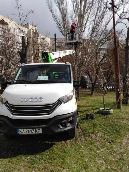 Комунальні служби продовжують працювати над усуненням наслідків обстрілів