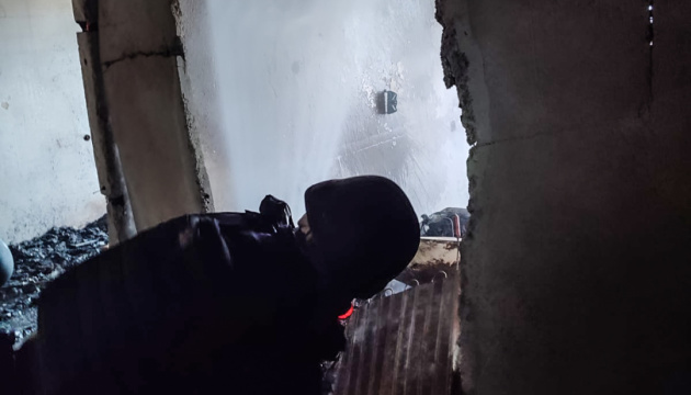 Росіяни атакували з дрона багатоповерхівку в Херсоні - вигоріла квартира
