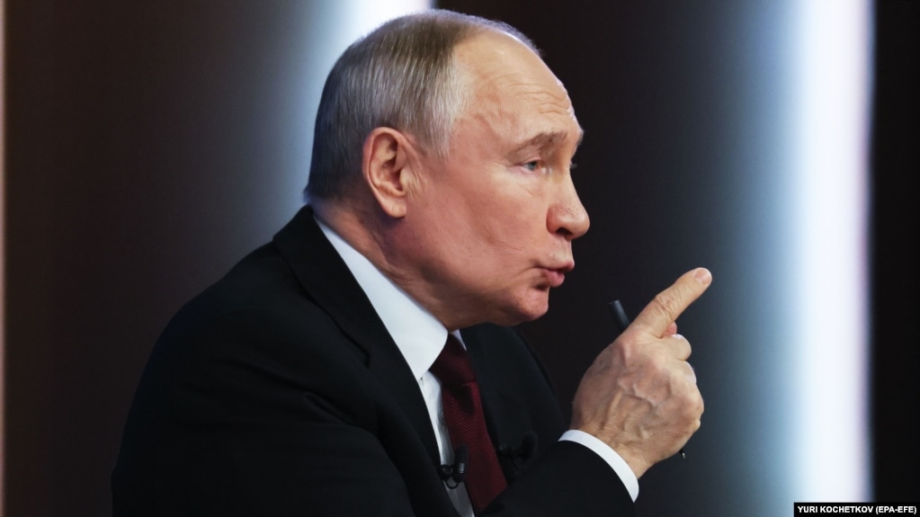 «Елемент торгів у переговорах». Путін вимагає від українців в окупації взяти паспорт РФ або їхати геть