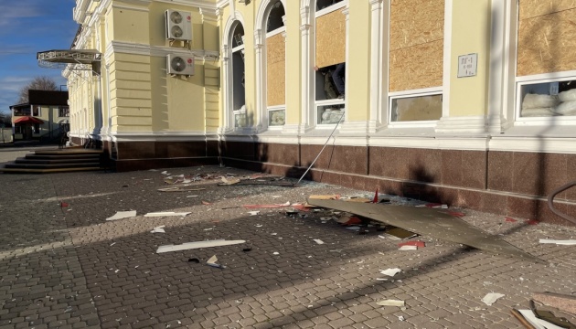 Росіяни вдарили по вокзалу у Херсоні, пошкоджений вагон поїзда