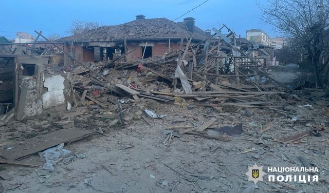 Одна людина загинула та 15 поранено, пошкоджені медичні заклади й понад 30 будинків: поліція фіксує наслідки російських обстрілів Херсонщини