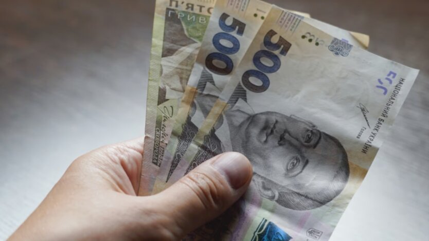 ПФУ розпочав фінансування виплат за березень: коли українці отримають пенсії, субсидії та лікарняні