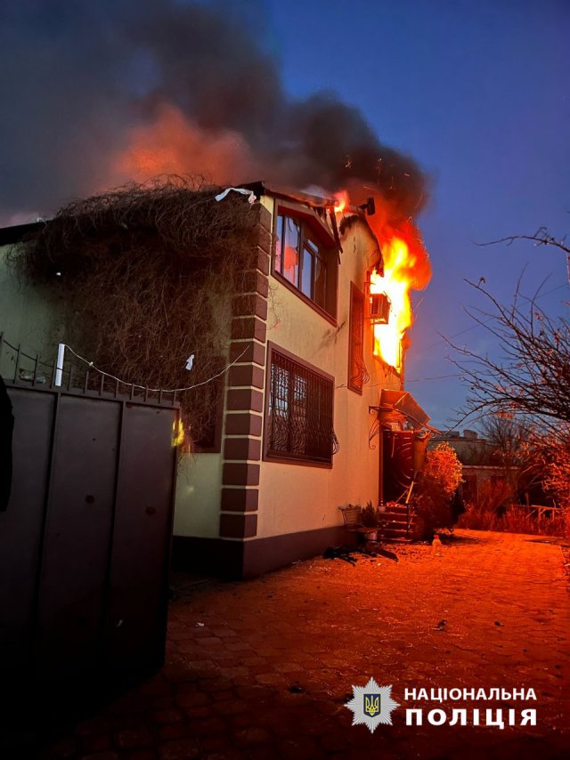 Один загиблий та шість поранених мирних жителів, понад 20 пошкоджених будинків: поліція Херсонщини фіксує наслідки ворожих обстрілів