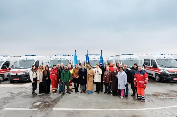 "Екстренка" Херсонщини отримала нові авто швидкої допомоги від міжнародних партнерів.