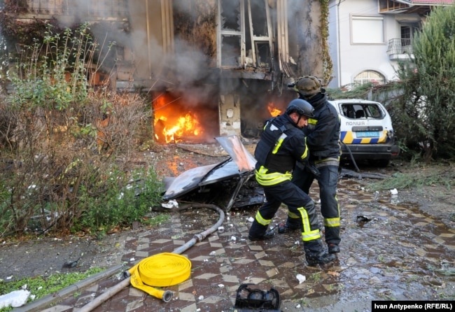 Працівники ДСНС ліквідовують пожежу в приватному будинку після російського обстрілу Херсону, листопад 2023 року