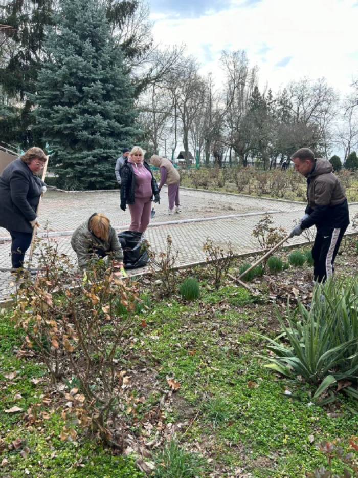 Скадовські окупаційні податківці на «суботнику» / Окупаційне джерело Скадовські окупаційні податківці на «суботнику» / Окупаційне джерело