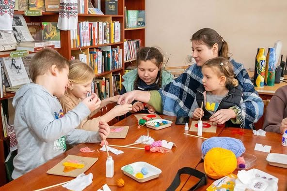 Фахівці Херсонської обласної бібліотеки організували творче дозвілля для юних відвідувачів