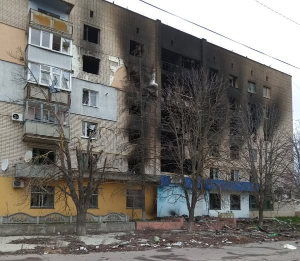 Росіяни декілька разів вдарили по багатоповерхівці у Бериславі з БпЛА