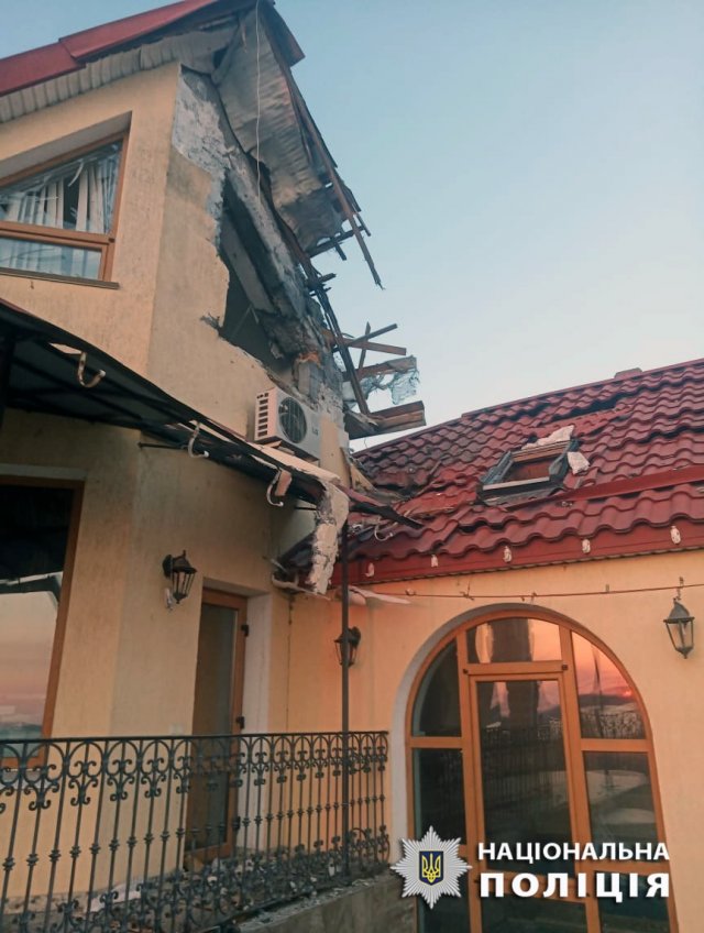 На Херсонщині внаслідок російських атак поранено двох людей та пошкоджено 20 будинків: поліція фіксує наслідки