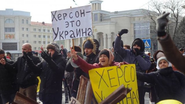 "Був такий емоційний підйом! Здавалось, що український дух витає над нами". Херсонці про перший мітинг проти окупації