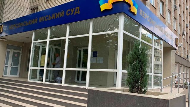 Суд визнав винною жительку Херсона, яка працювала на захопленому підприємстві. Під час судду просила перекладача з української на російську