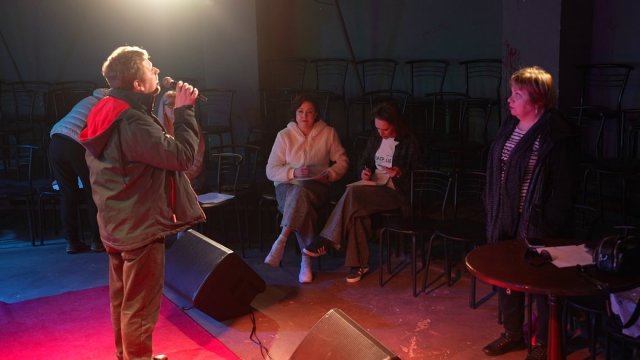 Вистави в укритті та гастролі. Як працює херсонський театр під час повномасштабної війни