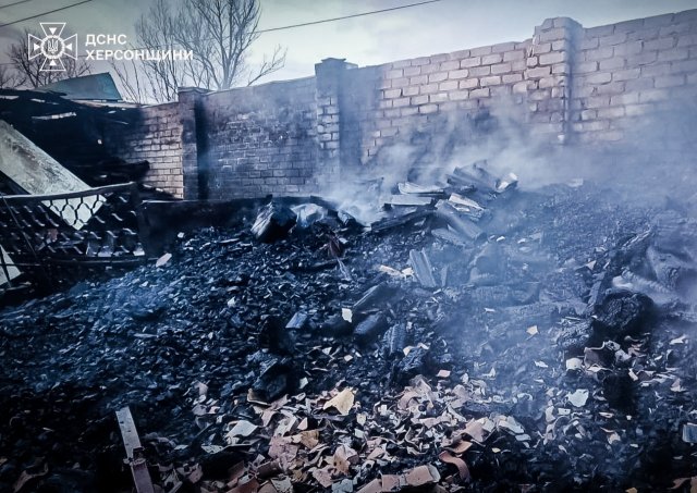 Херсон під ворожим вогнем: рятувальники ліквідували наслідки нічного обстрілу