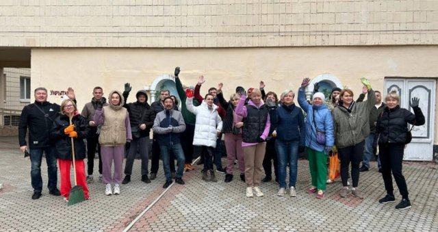 В окупованому Скадовську все настільки погано з комунальниками, що прибирати вигнали податківців