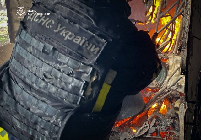 У Херсоні рятувальники ліквідували пожежу у багатоповерхівці спричинену ворожим обстрілом