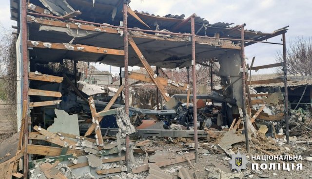 Двоє загиблих та четверо поранених, понад 20 пошкоджених будинків: поліція фіксує наслідки ударів російських військ по Херсонщині
