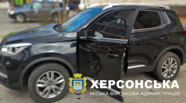 Ворог у Херсоні атакував з безпілотника автівку, водій отримав поранення