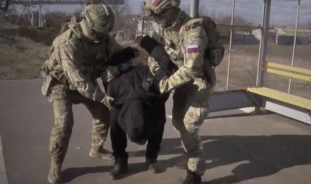 Окупанти затримали чергового українського “шпигуна” на лівобережжі Херсонщини. Чоловіку загрожує до 20 років увʼязнення