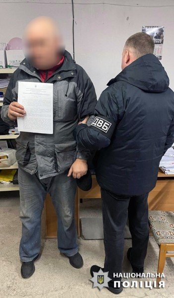 Пропонував поліцейському хабар задля уникнення мобілізації свого знайомого: слідчі поліції Херсонщини повідомили про підозру зловмиснику