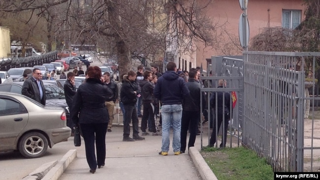 Черга біля військкомату, Сімферополь, 1 квітня 2015 року