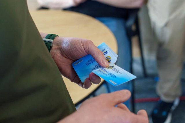 Для підтримки ВПО на Херсонщині запустили “Картку херсонця”