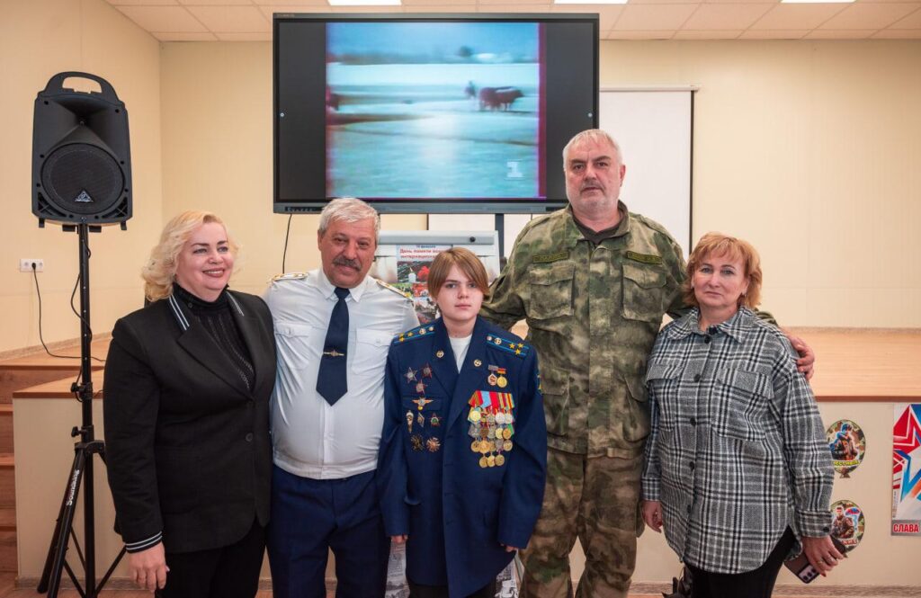 Колаборант Ігор Качур, другий праворуч, березень 2025 року. Фото з окупаційних пабліків