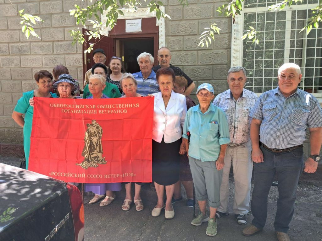 Колабарантка Надія Куюн (у центрі, в білому). Фото з окупаційних пабліків